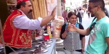 Eisverkäufer bietet außergewöhnliche Show