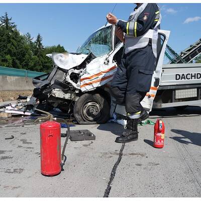 Karambolage auf A2 - Lkw kollidiert mit mehreren Pkw