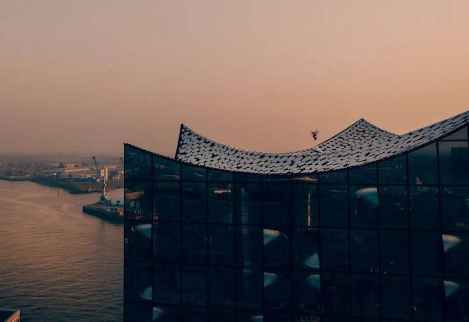 Rückwärtssalto auf Elbphilharmonie