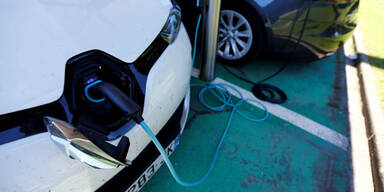 Nachladen von E-Autos bald so teuer wie Tanken