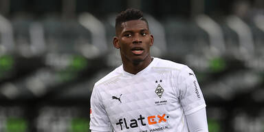 Bundesliga-Star feiert wilde Party mit 15 Frauen