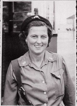 Bis zu ihrer Pensionierung als Straßenbahn-Schaffnerin bei den Wiener Linien. 