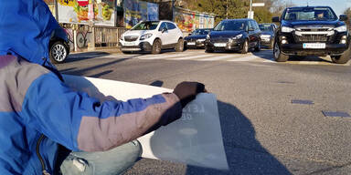 Demonstranten blockieren Wiener Westeinfahrt