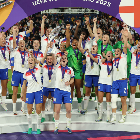 Frauen EM: England schlägt Spanien im Elfmeterschießen