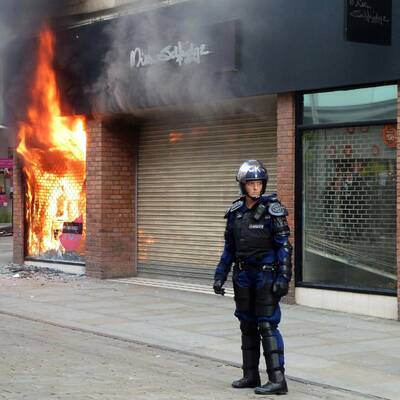 Krawalle in ganz England