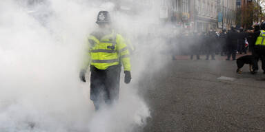 Rechtsextreme schießen mit Raketen