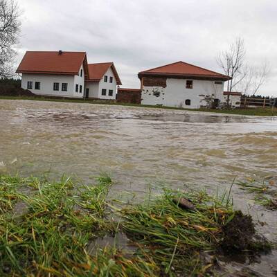 Feuerwehrleute bei Aufräumarbeiten im Bezirk Lieze