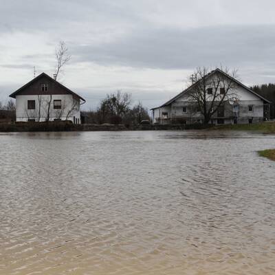 Feuerwehrleute bei Aufräumarbeiten im Bezirk Lieze