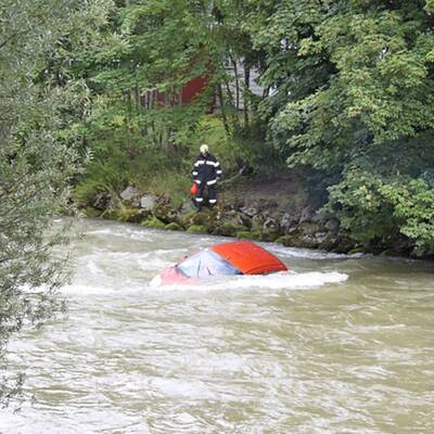 Fahranfängerin stürzt in die Enns