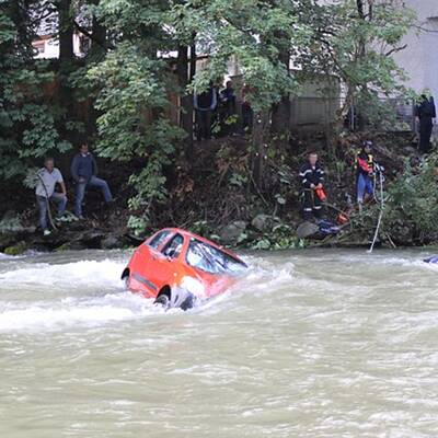 Fahranfängerin stürzt in die Enns