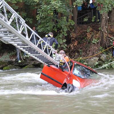 Fahranfängerin stürzt in die Enns