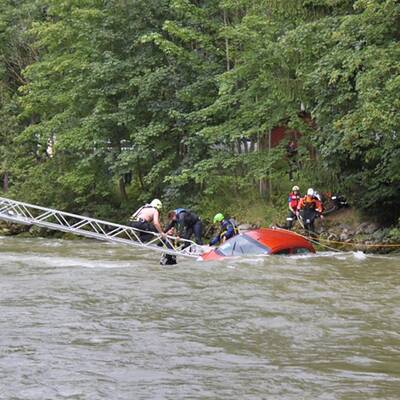 Fahranfängerin stürzt in die Enns
