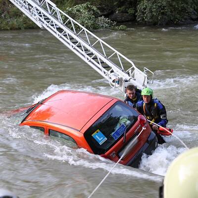Fahranfängerin stürzt in die Enns