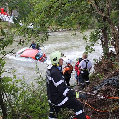 Fahranfängerin stürzt in die Enns
