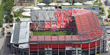 Stadion-Dach eingestürzt: Tote, Verletzte