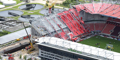 Stadion-Dach eingestürzt: Tote, Verletzte