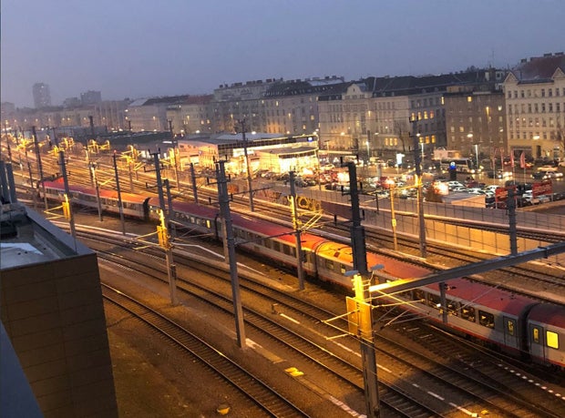 Zug in Wien entgleist, Verspätungen bis Freitag