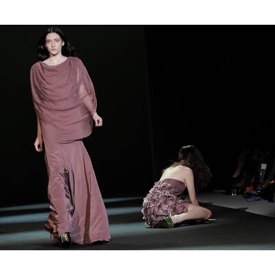 Stolperfalle: Model im Tiefflug