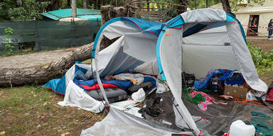 Baum st&uuml;rzt auf Zelt und begr&auml;bt zwei Schwestern (3, 14)