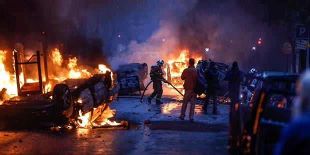 Gewalt eskaliert: Jetzt brennen Autos in Paris!