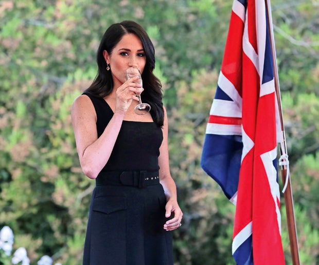 Meghan: Erste Auslandsreise als Modeschau