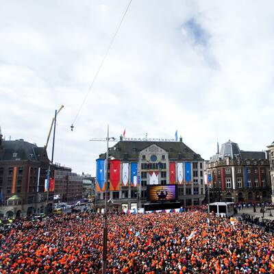 Ganz Amsterdam ist Orange und wartet auf König Willem-Alexander und Königin Maxima.