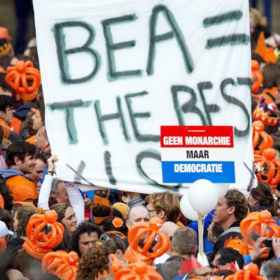 Ganz Amsterdam ist Orange und wartet auf König Willem-Alexander und Königin Maxima.