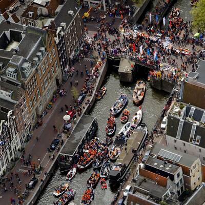 Ganz Amsterdam ist Orange und wartet auf König Willem-Alexander und Königin Maxima.