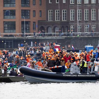 Ganz Amsterdam ist Orange und wartet auf König Willem-Alexander und Königin Maxima.