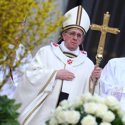 Tausende Gläubige feiern mit Papst Franziskus die Ostermesse.