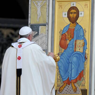 Tausende Gläubige feiern mit Papst Franziskus die Ostermesse.