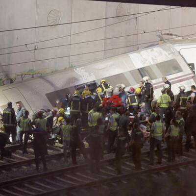 Hochgeschwindigkeitszug entgleist im spanischen Pilgerort Santiago 