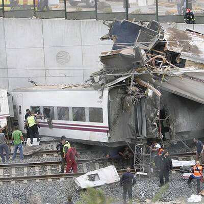 Hochgeschwindigkeitszug entgleist im spanischen Pilgerort Santiago 