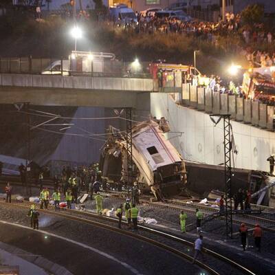 Hochgeschwindigkeitszug entgleist im spanischen Pilgerort Santiago 