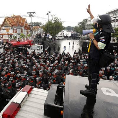 Demonstranten stürmen Regierungsgebäude in Bangkok