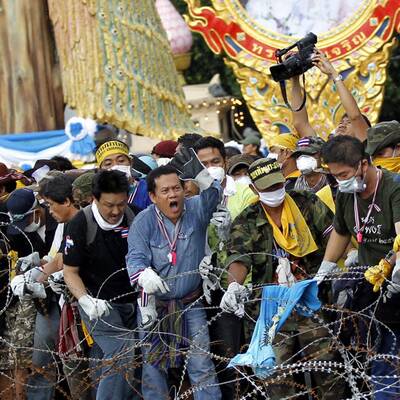 Demonstranten stürmen Regierungsgebäude in Bangkok