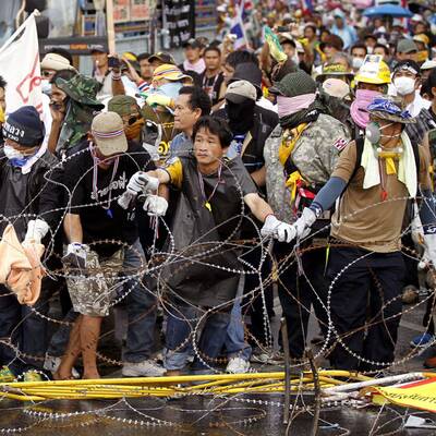 Demonstranten stürmen Regierungsgebäude in Bangkok