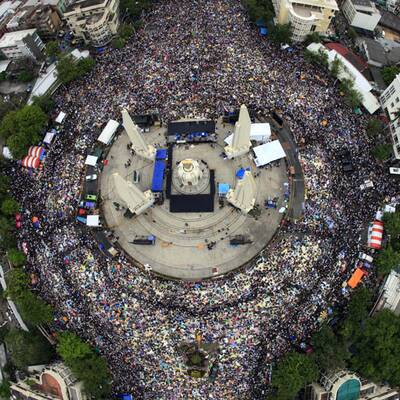 Demonstranten stürmen Regierungsgebäude in Bangkok