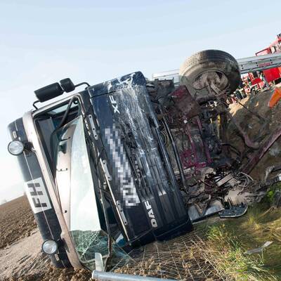 Erdgasauto nach Crash in Flammen - Toter