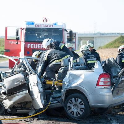 Erdgasauto nach Crash in Flammen - Toter