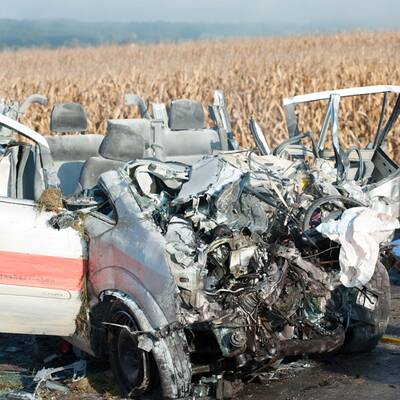 Erdgasauto nach Crash in Flammen - Toter