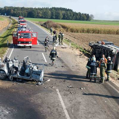 Erdgasauto nach Crash in Flammen - Toter