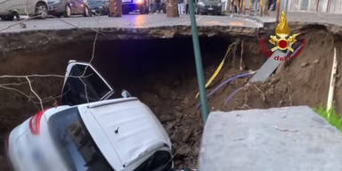 Erdloch verschlingt Autos