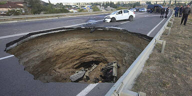 Erdloch verschlingt Auto - 6 Tote 