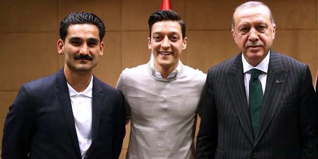 Gündogan stellt sich in Erdogan-Foto-Affäre