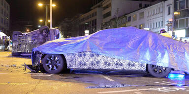 BMW-7-Erlkönig rammt Polizei-Bus