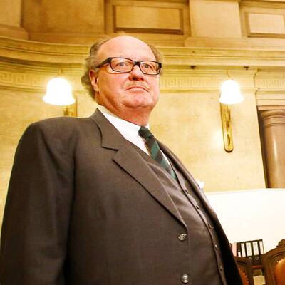 Mensdorff muss sein Firmengeflecht erklären.