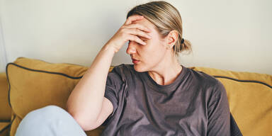 Junge ersch&ouml;pfte Frau