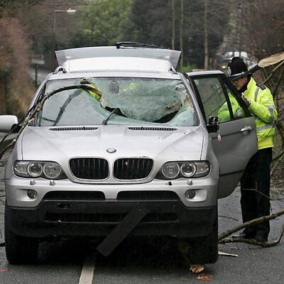 23:55 Zirkuszelt stürzt ein
