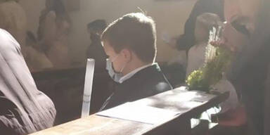 die Erstkommunion ihres Sohnes verpasst eine Mutter wegen der Corona-Regeln